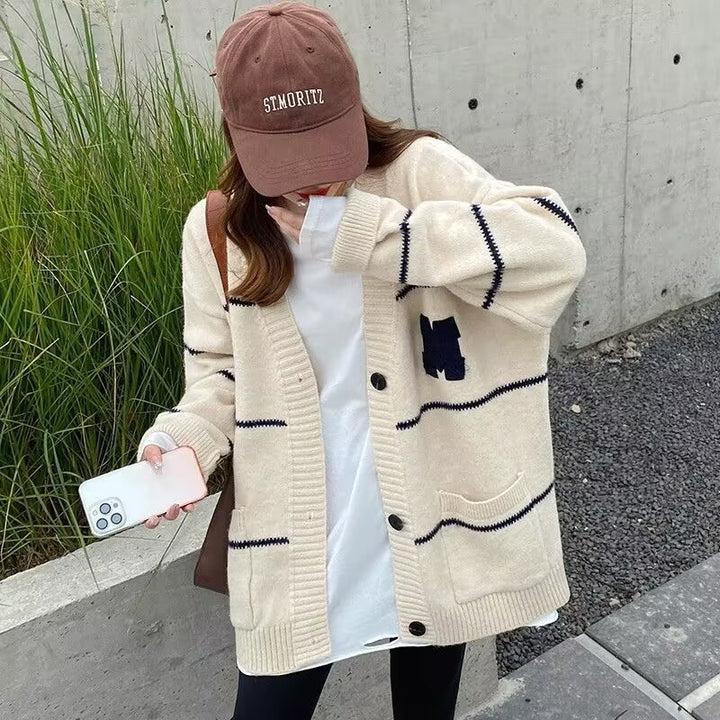 Damen Strickjacke mit zwei aufgesetzten Taschen und kontrastierenden Streifen Drune
