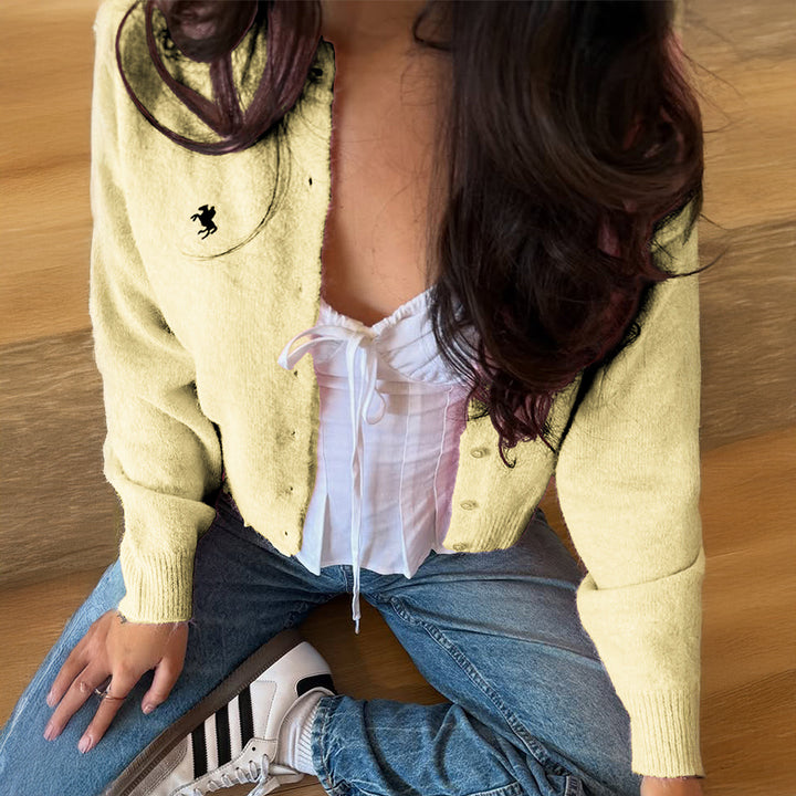 Damen nan kurze Feinstrick‑Strickjacke mit Perlmuttknöpfen, Rundhalsausschnitt und zierlichem Pferde‑Stick Drune