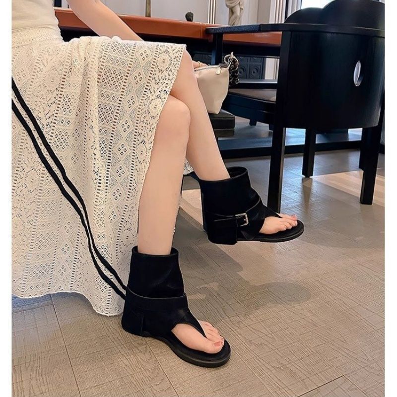 Damen Ankle-Cuff Zehensteg-Sandale mit weitem Schaft und verstellbarem Schnallenriemen Drune