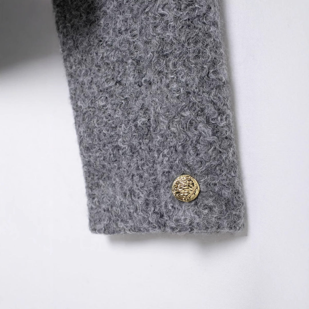 Damen Kurz geschnittene Bouclé‑Jacke mit Rundhalsausschnitt, aufgesetzten Pattentaschen und goldfarbenen Zierknöpfen Drune