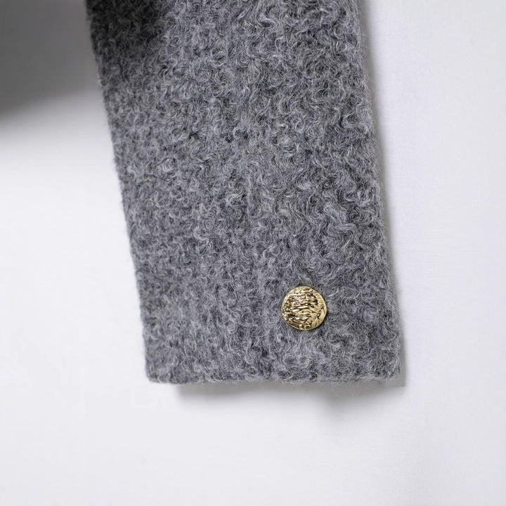 Damen Kurz geschnittene Bouclé‑Jacke mit Rundhalsausschnitt, aufgesetzten Pattentaschen und goldfarbenen Zierknöpfen Drune
