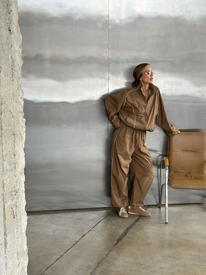 Damen leichter Windbreaker-Zweiteiler mit Stehkragen, durchgehender Reißverschluss, kontrastierender Kedernaht und weiter Palazzo-Hose Drune