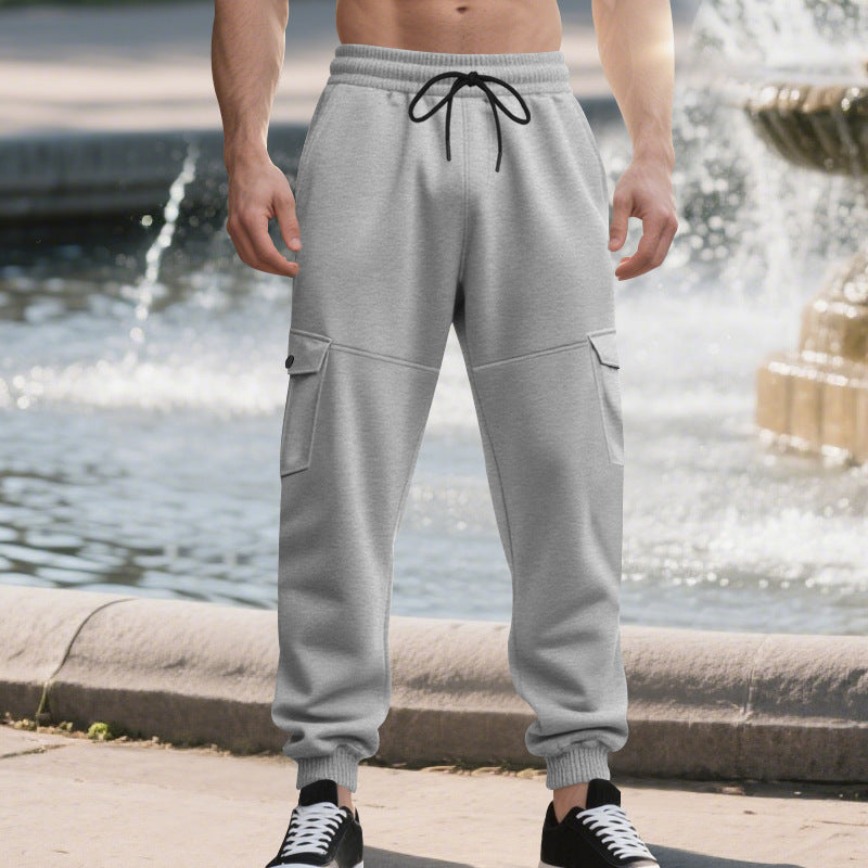 Herren nan urban-militärische Cargo-Jogginghose mit knieabgesteppten Einsätzen, seitlichen Klappentaschen und gerippten Beinabschlüssen Drune