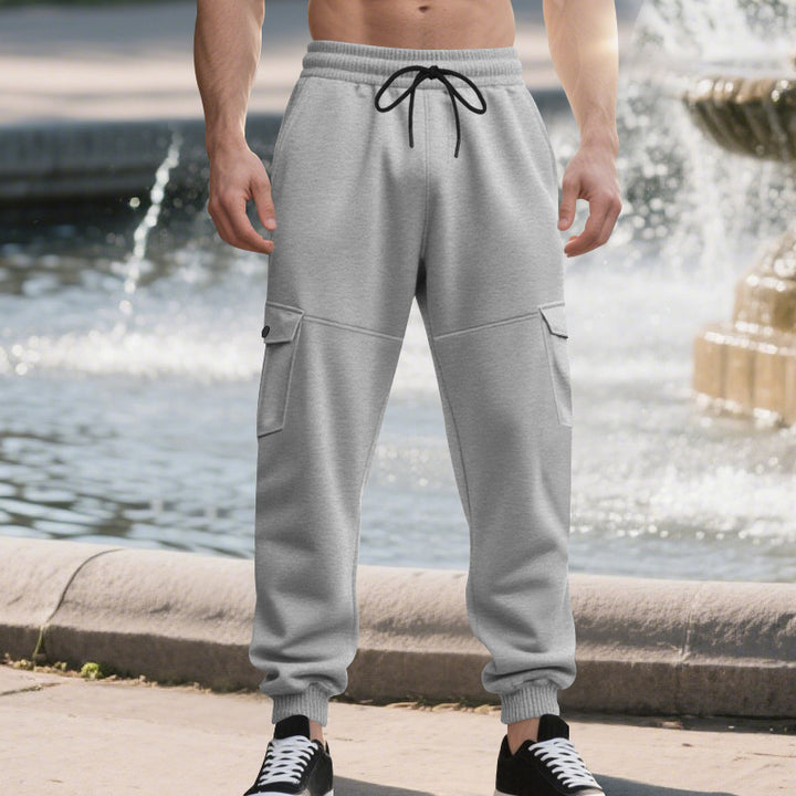 Herren nan urban-militärische Cargo-Jogginghose mit knieabgesteppten Einsätzen, seitlichen Klappentaschen und gerippten Beinabschlüssen Drune