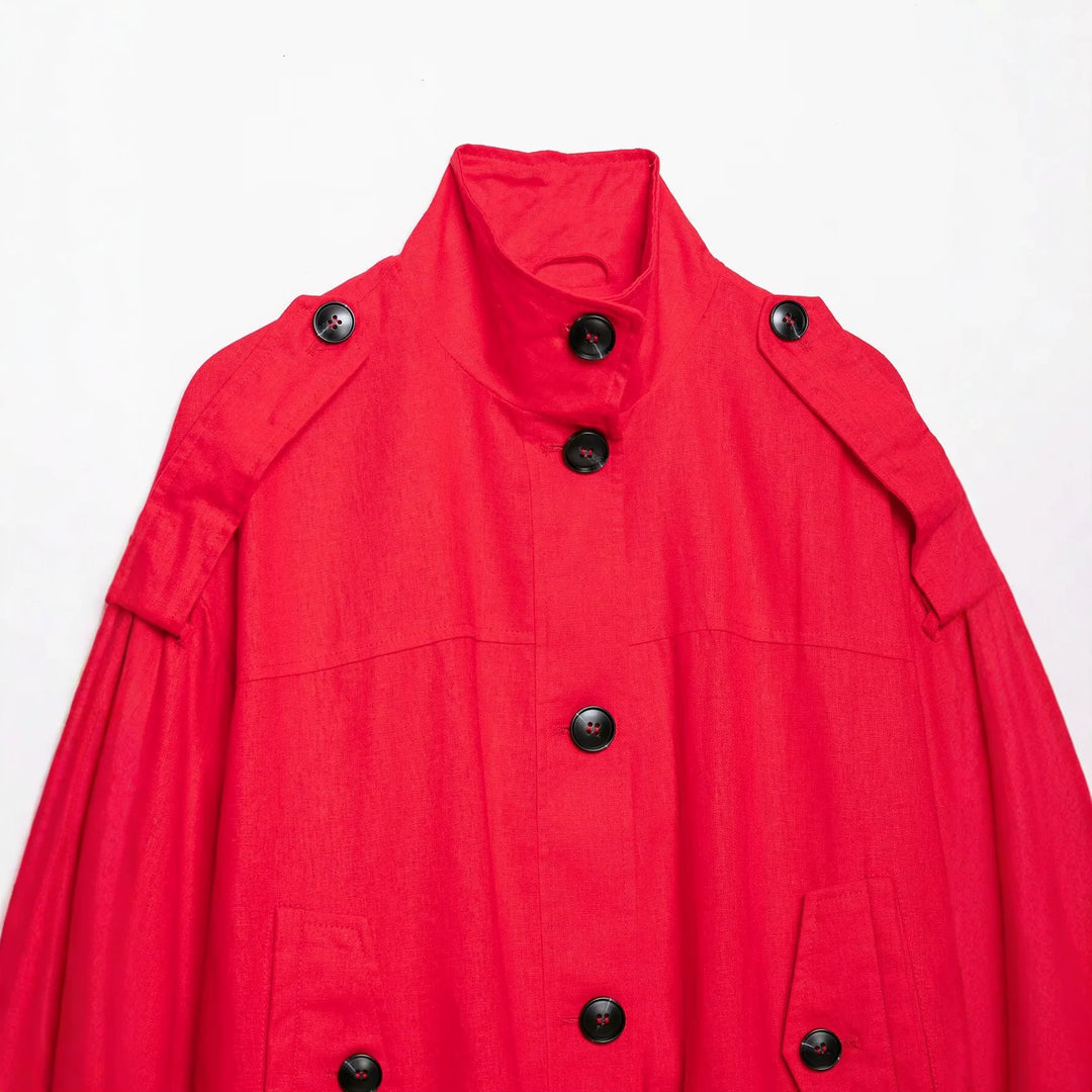 Damen 20+ kurzer Cape‑Trench mit Stehkragen und überlappenden Schulterriegeln Drune