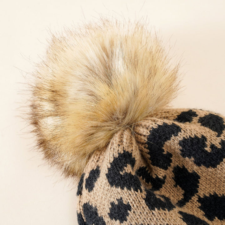 Damen Strickmütze mit elegantem Leopardenmuster und kuscheligem Kunstfellpompon Drune