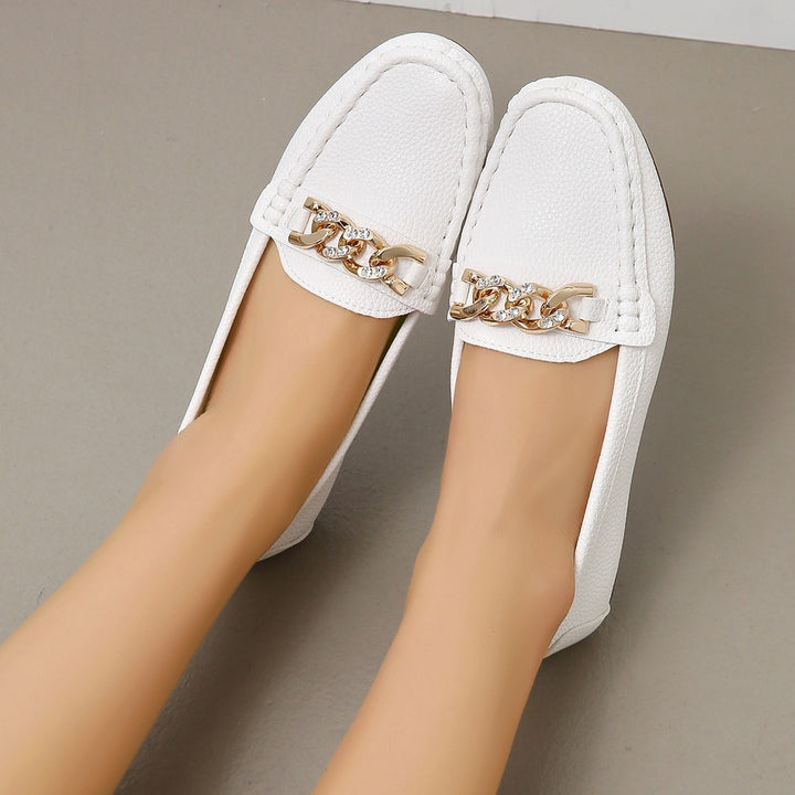 Damen Flexibler Mokassin‑Slipper mit gepolstertem Komfortfußbett und dekorativer Metallkette Drune