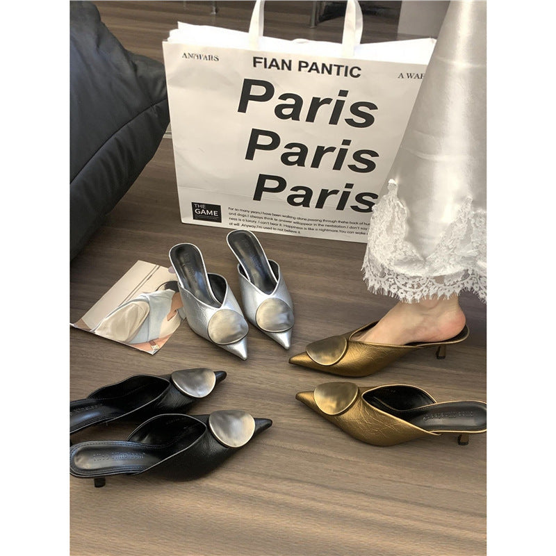 Damen Spitz zulaufende Kitten-Heel Mules mit Metallapplikation Drune