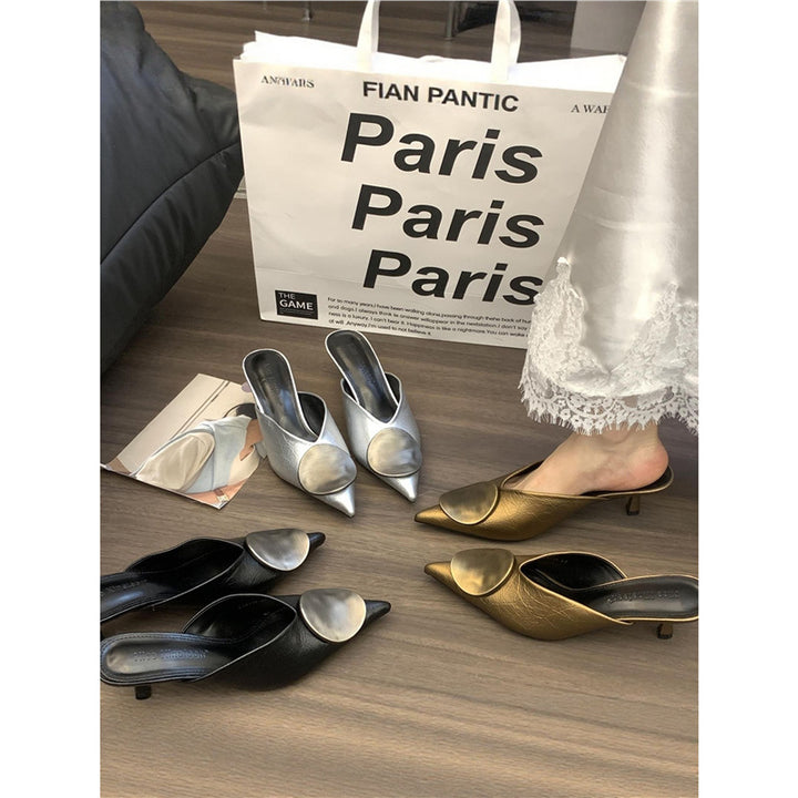 Damen Spitz zulaufende Kitten-Heel Mules mit Metallapplikation Drune
