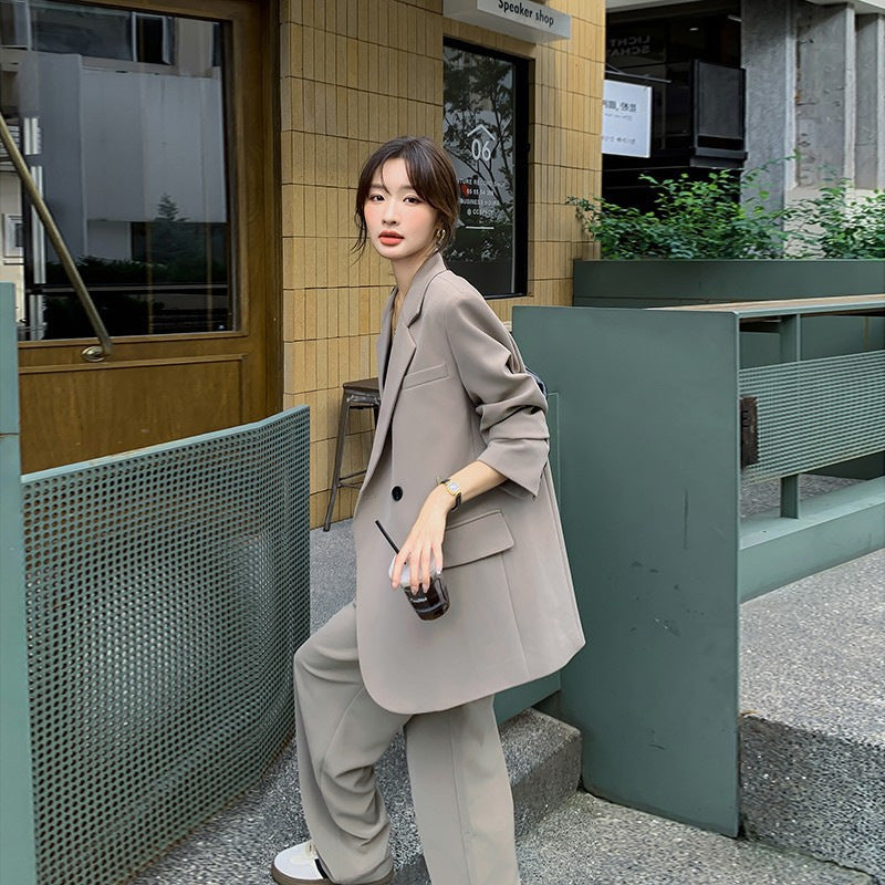 Damen Oversize-Zweiteiler aus fließendem Krepp mit Reversblazer und weiten Bundfaltenhosen Drune