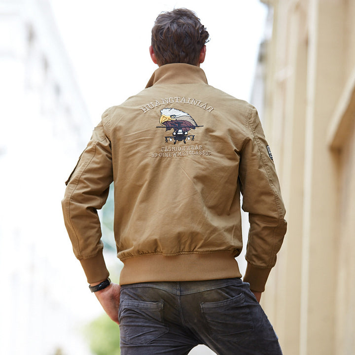 Herren kurz geschnittener Fliegerblouson aus Canvas mit Emblem‑Aufnähern und Ärmeltasche Drune