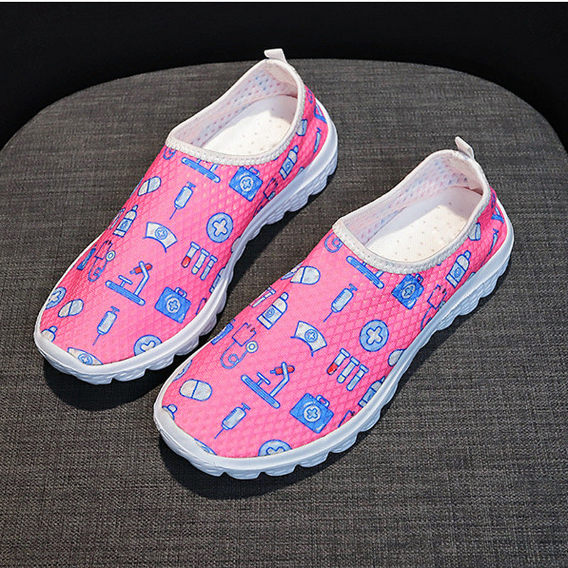 Damen Verspielte Slip-On Sneakers mit medizinischem Cartoon-Print, atmungsaktivem Mesh und gepolsterter Memory-Sohle Drune