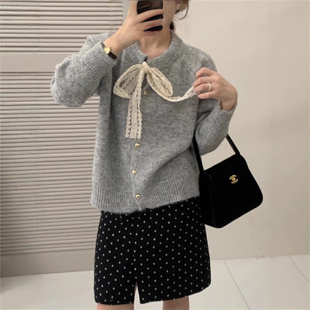 Damen Strickjacke mit verspieltem Spitzenband und goldenen Herzknöpfen Drune