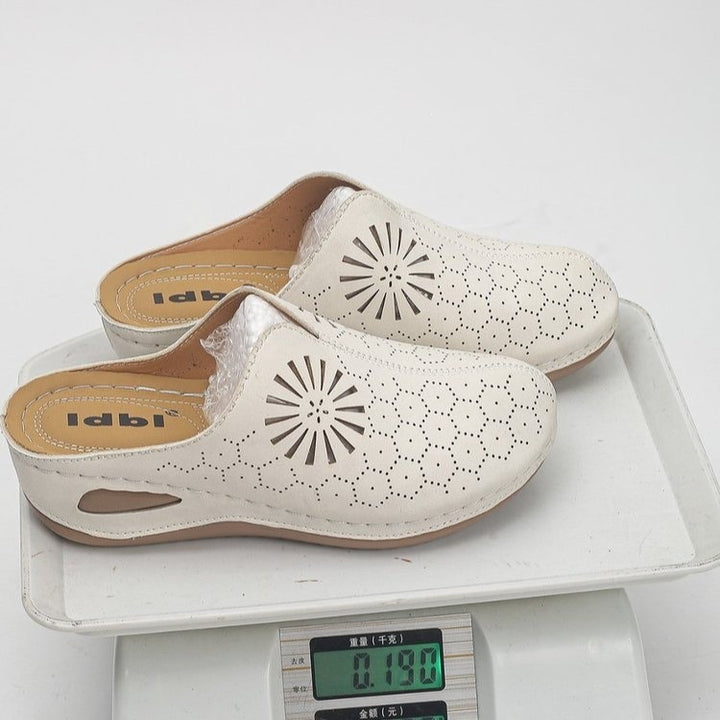 Damen Bequeme Perforierte Slipper-Mules mit Blumenstanzung und gepolstertem Fußbett Drune