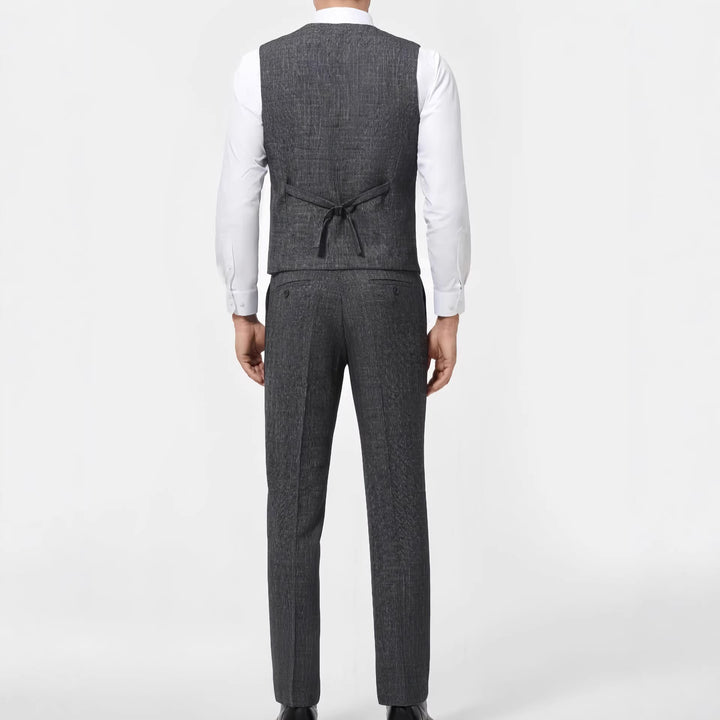 Herren Eleganter Anzug mit Weste und Anstecknadel