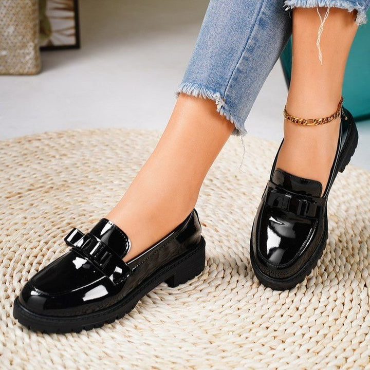 Damen Lack‑Loafer mit profilierter Gummisohle, dekorativer Riemchenschleife und gepolstertem Komfortfußbett Drune