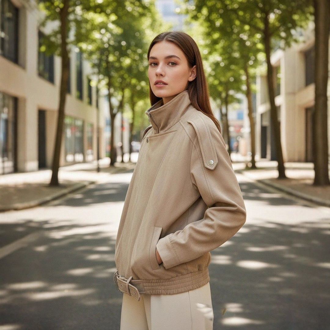 Damen Kurzjacke im Wildleder‑Look mit hohem Stehkragen, Schulterklappen und Taillengürtel Drune