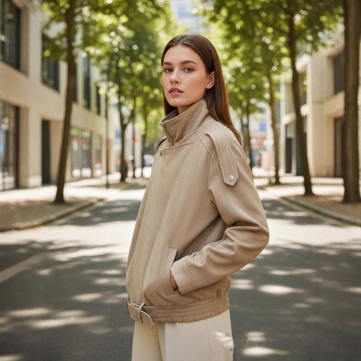 Damen Kurzjacke im Wildleder‑Look mit hohem Stehkragen, Schulterklappen und Taillengürtel Drune