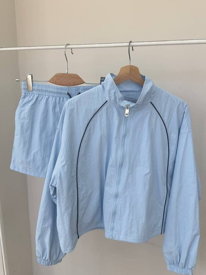 Damen gekürztes Windjacke-Set mit Stehkragen, kontrastierender Paspelierung und elastischer kurzer Freizeit-Hose Drune