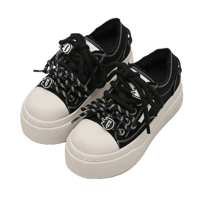 Damen Sneakers mit einem einzigartigen Schnürsystem und dämpfender Gummisohle Drune