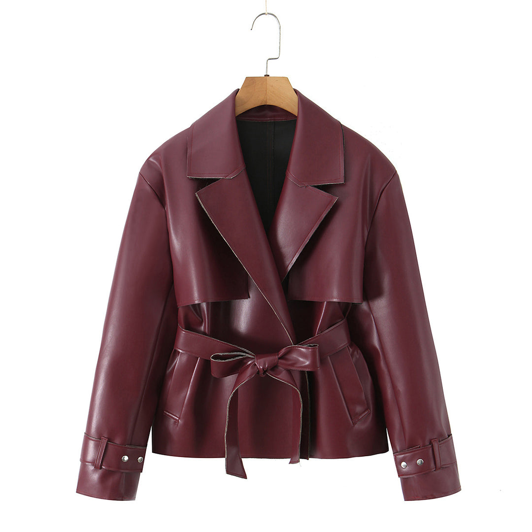 Damen Taillierte kurze Trenchjacke mit Bindegürtel und Cape-Detail aus veganer Lederoptik Drune