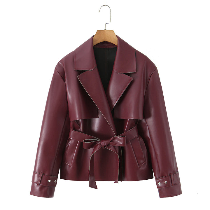 Damen Taillierte kurze Trenchjacke mit Bindegürtel und Cape-Detail aus veganer Lederoptik Drune