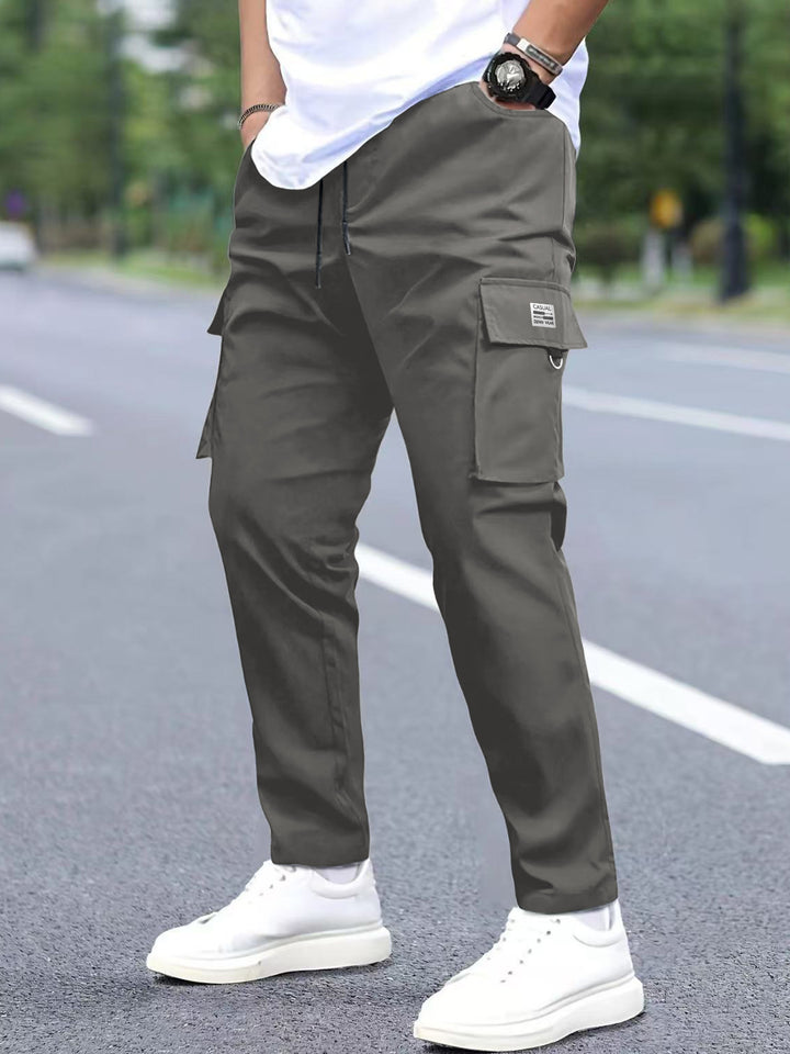 Herren Utility-Cargohose im tapered Schnitt mit elastischem Tunnelzugbund, großen Klapp- und Reißverschlusstaschen Drune