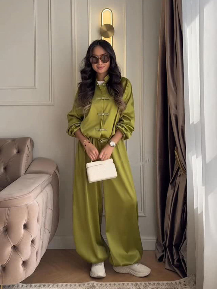 Damen Satin-Zweiteiler mit traditionellen Knebelverschlüssen und weitem Hosenrock Drune