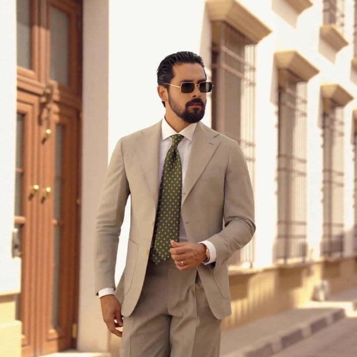Herren eleganter Anzug im modernen Schnitt mit stilvollen Details Drune