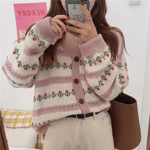 Damen Strickjacke mit nostalgischen Blumenmotiven und großzügigem Schnitt Drune