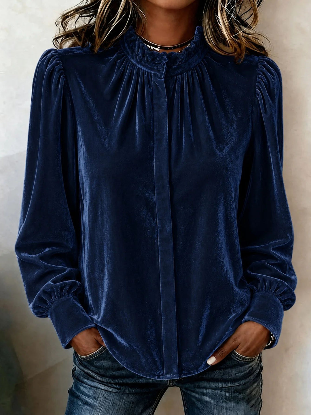 Damen Samtbluse mit Rüschen-Stehkragen, verdeckter Knopfleiste und gerafften Ballonärmeln Drune