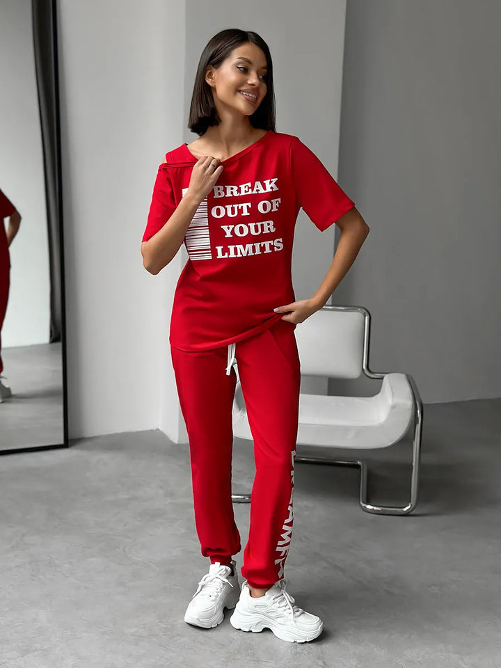 Damen lässiges Lounge-Set mit Cut-Out Schulter und Statement-Print Drune