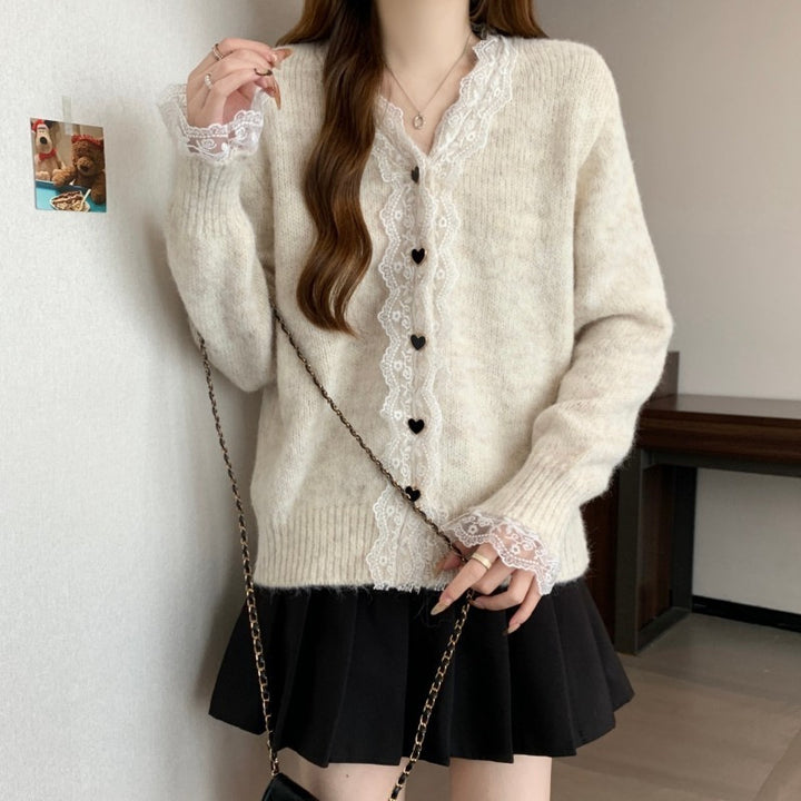 Damen Strickjacke mit Spitzenakzenten und Herzknöpfen Drune
