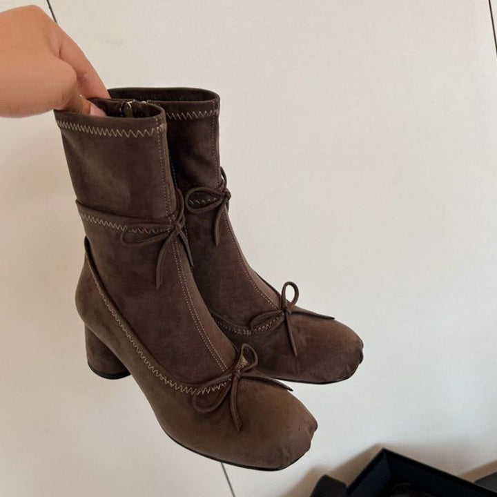 Damen mittelhohe Samtvelours‑Stiefeletten mit runder Zehenpartie, Ziernähten und dekorativen Schleifen Drune