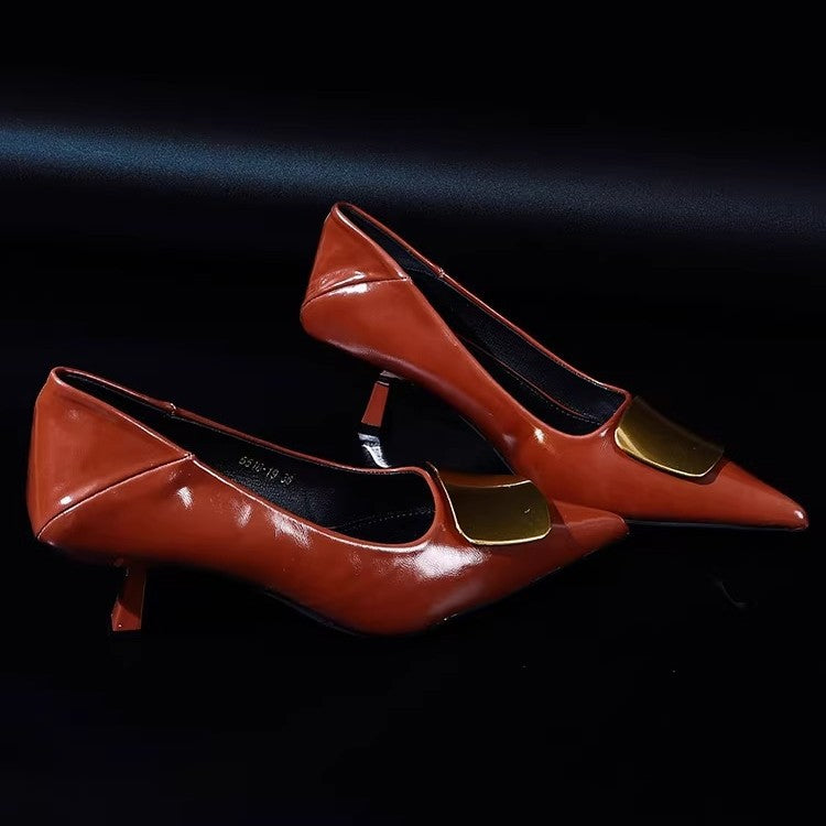 Damen Spitz zulaufende Lack‑Pumps mit niedrigem Kitten‑Absatz und dekorativer Metallapplikation Drune