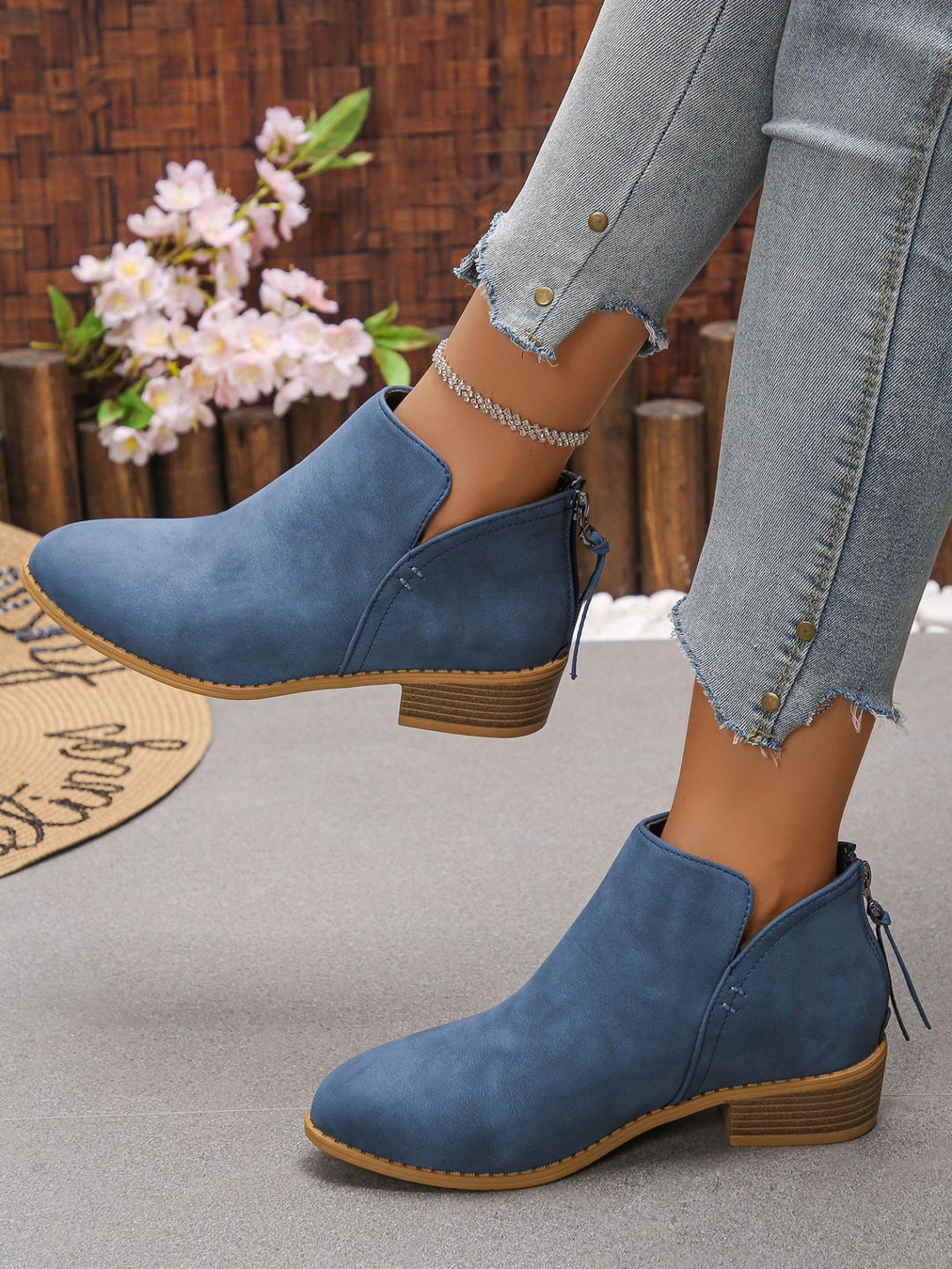 Damen Kurzstiefel mit Fersenreißverschluss, seitlichem Cut-Out und niedrigem Blockabsatz Drune