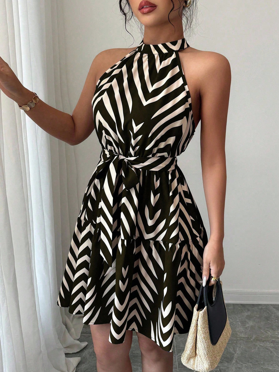 Damen Gestuftes Chiffon‑Sommerkleid mit Neckholder, Taillengürtel und grafischem Print Drune