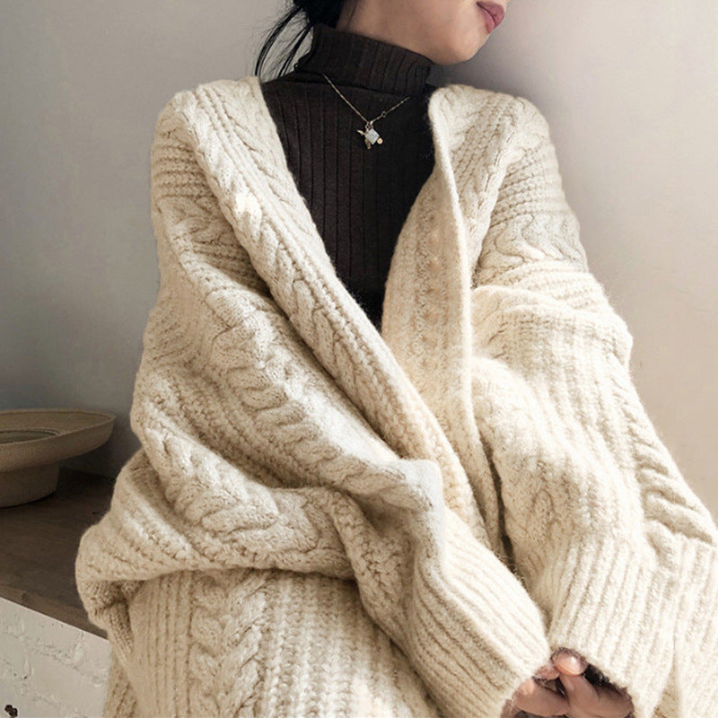 Damen Strickponcho mit tiefem V-Ausschnitt und trendigem Zopfmuster Drune