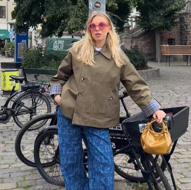 Damen Kurzjacke mit Karo-Kragen, Bindeschal und Monogramm-Tasche Drune