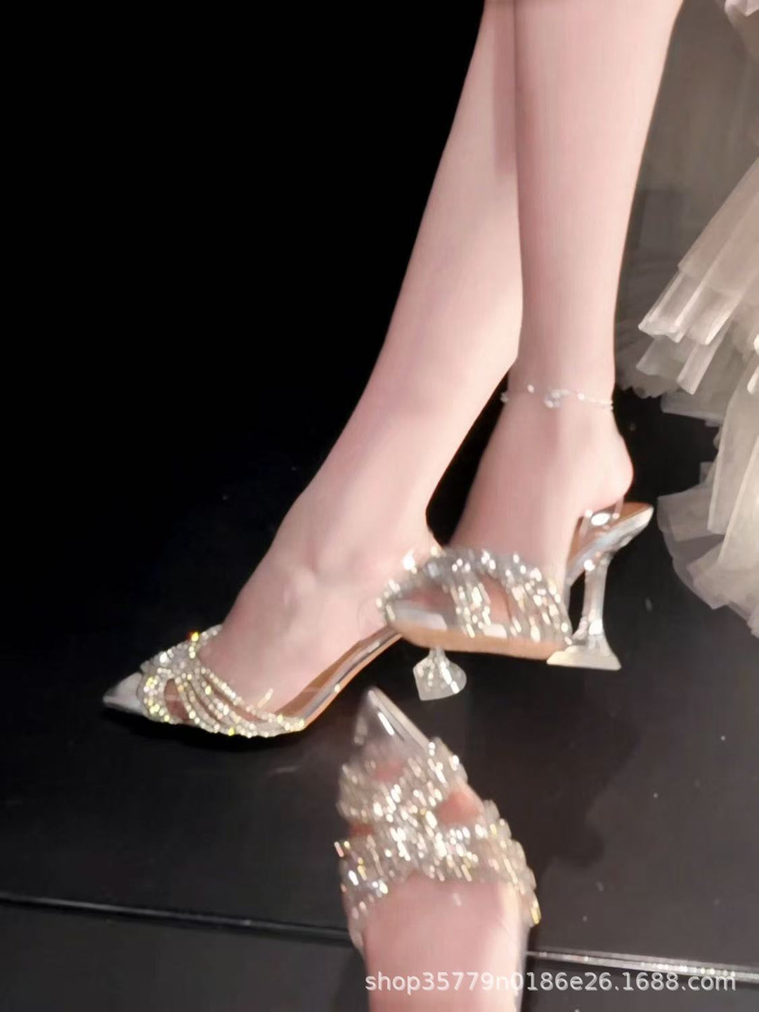Damen spitz zulaufende Mule mit funkelnden Kristallriemen und skulpturellem Acrylabsatz Drune