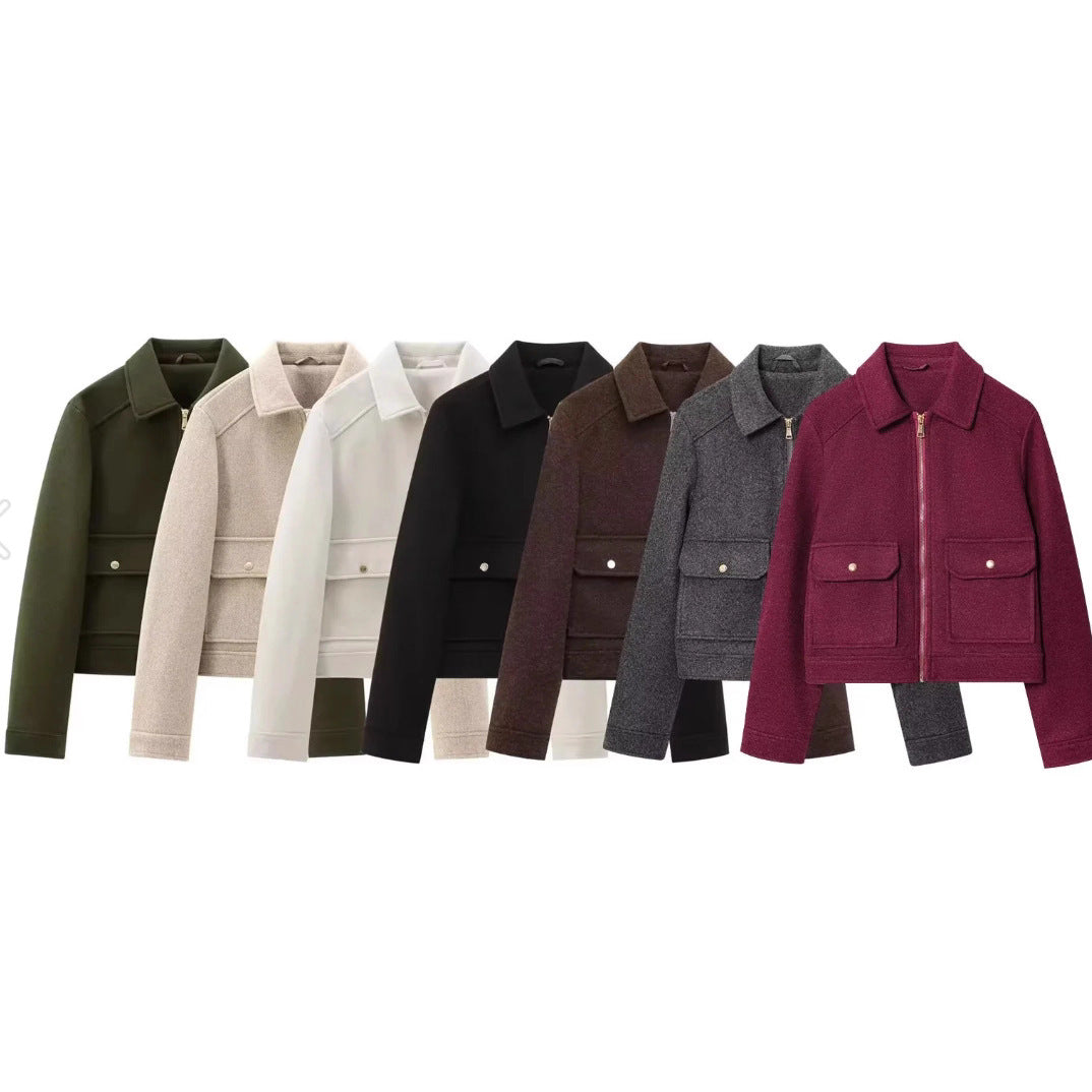 Damen 40+ kurze Woll‑Blousonjacke mit goldfarbenem Reißverschluss und aufgesetzten Pattentaschen Drune