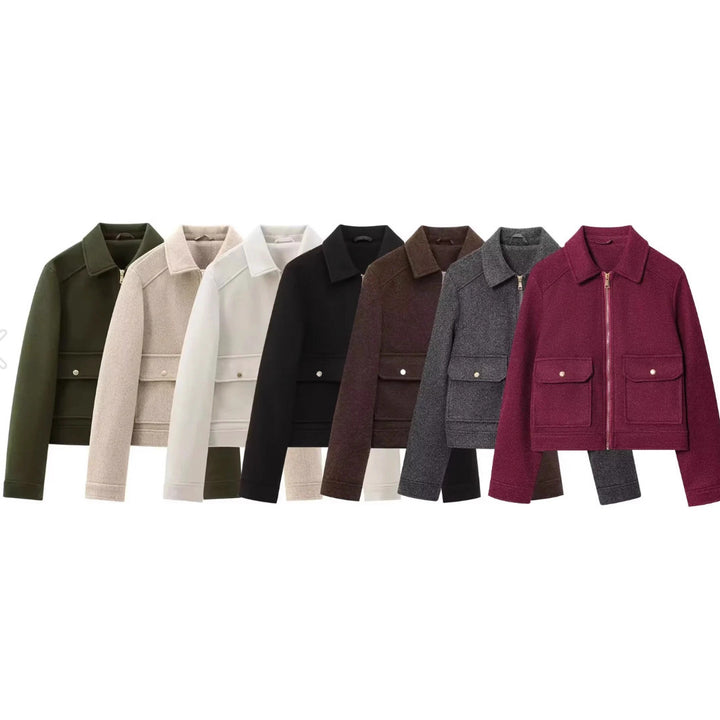 Damen 40+ kurze Woll‑Blousonjacke mit goldfarbenem Reißverschluss und aufgesetzten Pattentaschen Drune