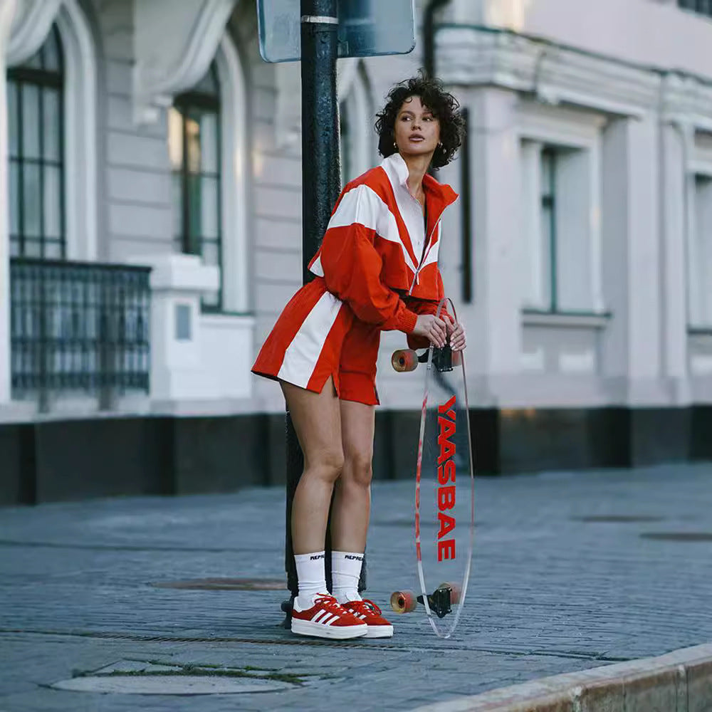Damen sportliches Freizeit-Outfit mit cropped Oberteil und sportlicher Jacke Drune