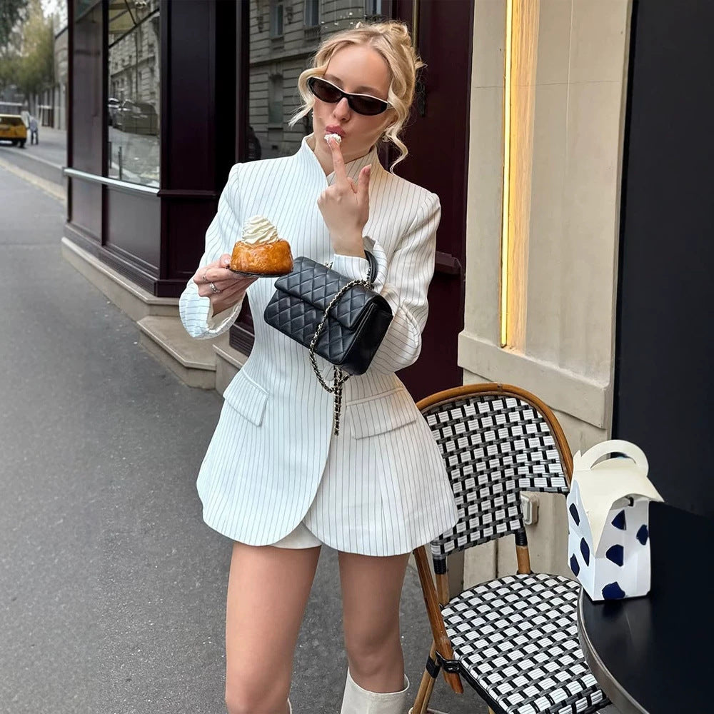 Damen Taillierter Nadelstreifen-Blazer mit ausgestelltem Schößchen und Stehkragen Drune