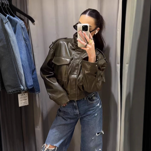 Damen 10+ kurzes Kunstleder‑Bomberjacke im Military‑Look mit Pattentaschen und Stehkragen Drune