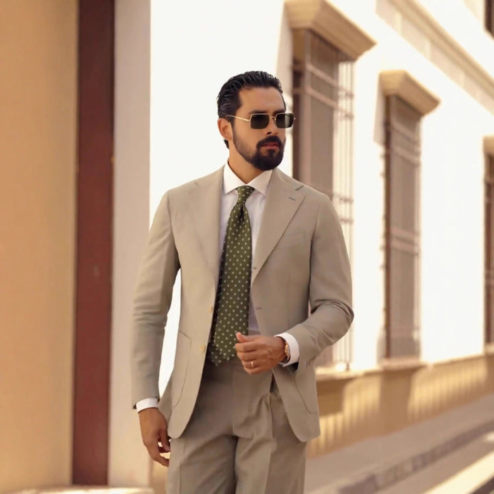 Herren eleganter Anzug im modernen Schnitt mit stilvollen Details Drune