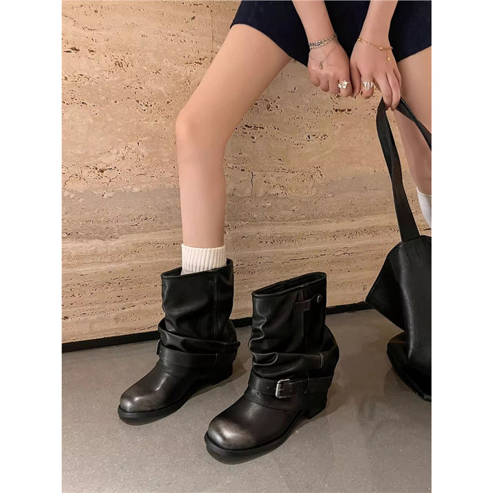Damen Slouch‑Bikerstiefel mit gerafftem Schaft, Zierschnalle und flachem Profilabsatz Drune