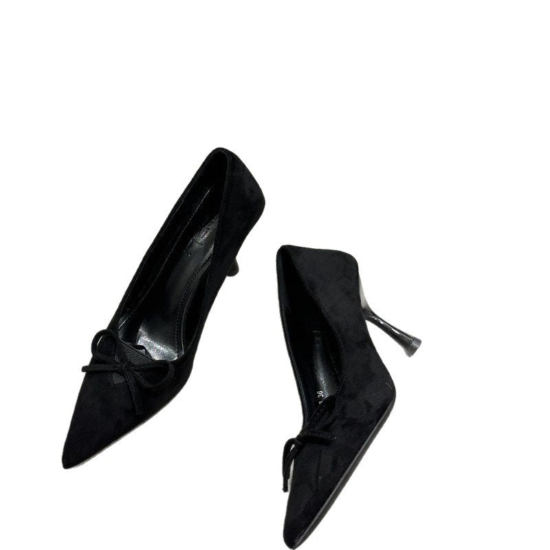 Damen Spitz zulaufende Wildleder‑Pumps mit skulpturiertem Kittenabsatz und Zierknoten Drune