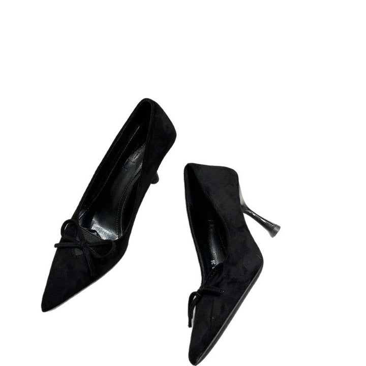 Damen Spitz zulaufende Wildleder‑Pumps mit skulpturiertem Kittenabsatz und Zierknoten Drune