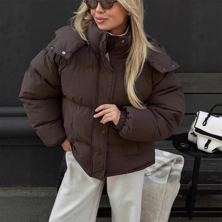 Damen Kurz geschnittene Oversize-Steppjacke mit hohem Stehkragen und verdeckter Druckknopfleiste Drune